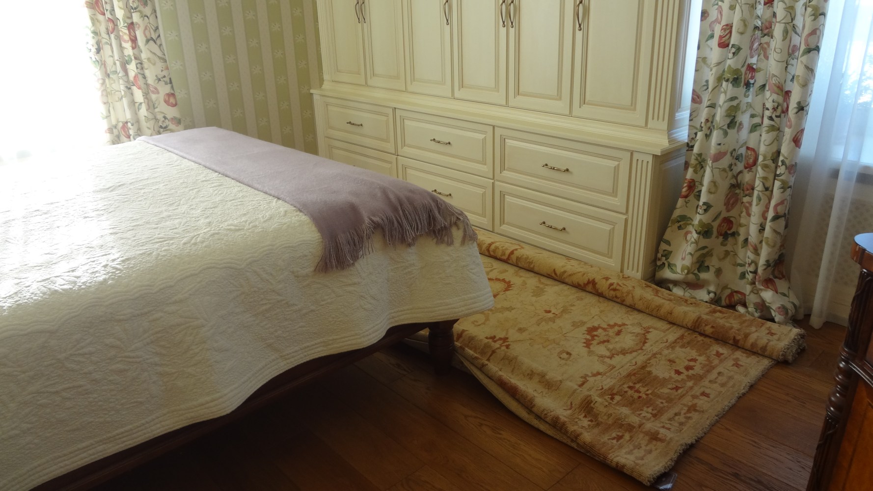 дизайн спальни в бежевых тонах